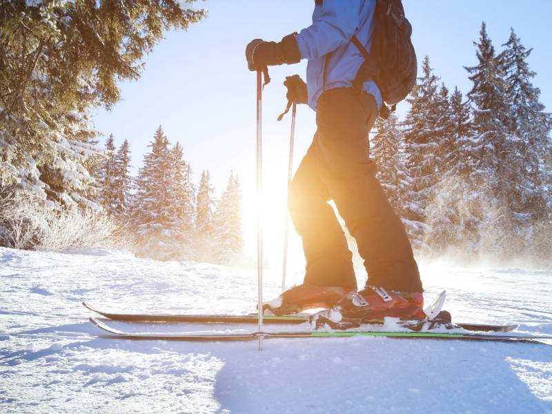 Jak utrzymać ciepło w kombinezonie narciarskim?