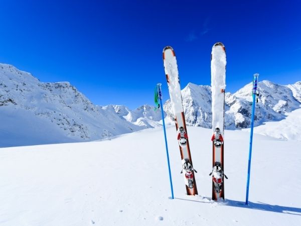 Jak wybrać narty na każdą sytuację śniegową?