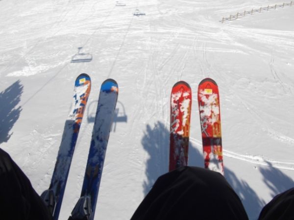 Niezbędne akcesoria do jazdy na nartach: najlepszy sprzęt narciarski, który sprawi, że jazda na nartach stanie się o wiele łatwiejsza