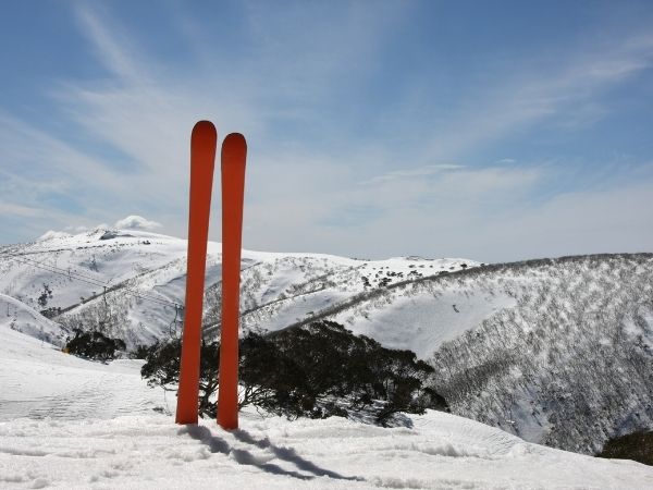 Przewodnik po nartach i sprzęcie zimowym dla mężczyzn