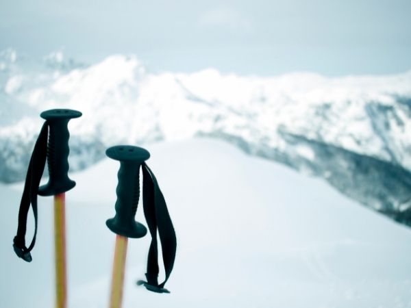 Sprzęt do uprawiania sportów na świeżym powietrzu: Wybór odpowiednich kijów narciarskich