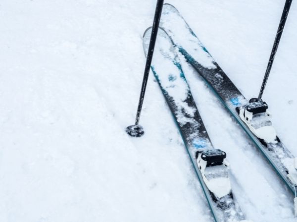 Które narty są dla Ciebie odpowiednie? Przewodnik po tym, jak znaleźć idealną parę
