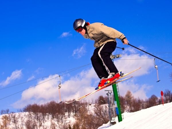 Czym są skoki narciarskie?