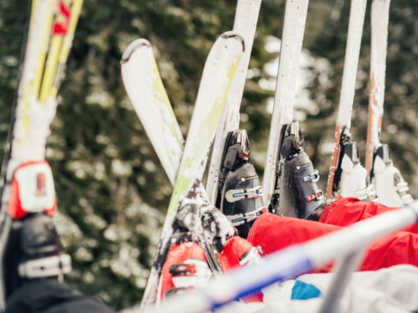 Najlepsze narty dla Twojego budżetu: Przewodnik po zakupie odpowiedniej pary
